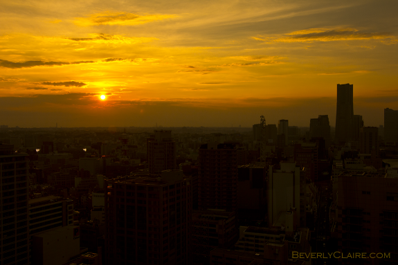 Sunset over the city. 都会の夕焼け。